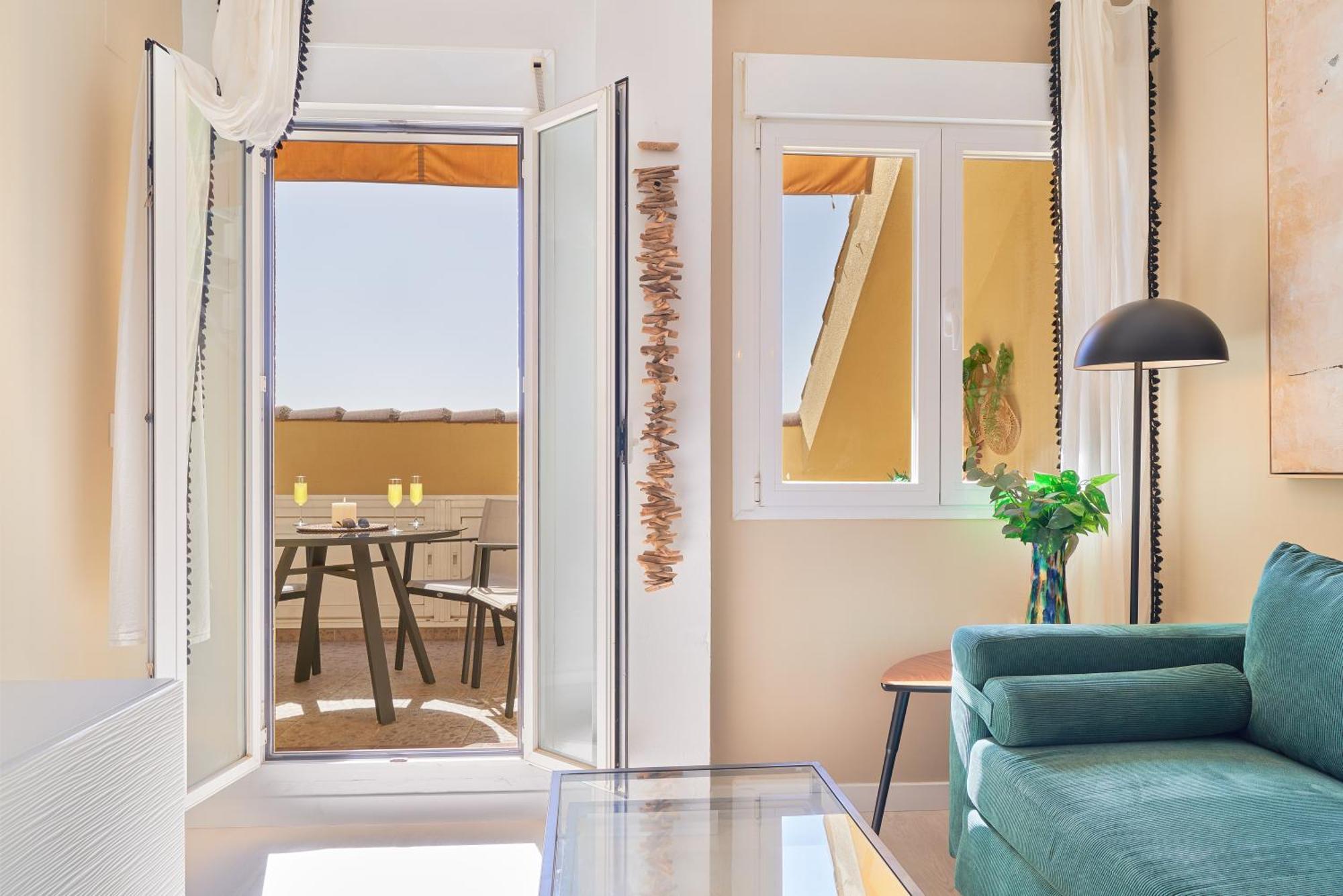 Perfect Location With Roof Terrace Apartment *